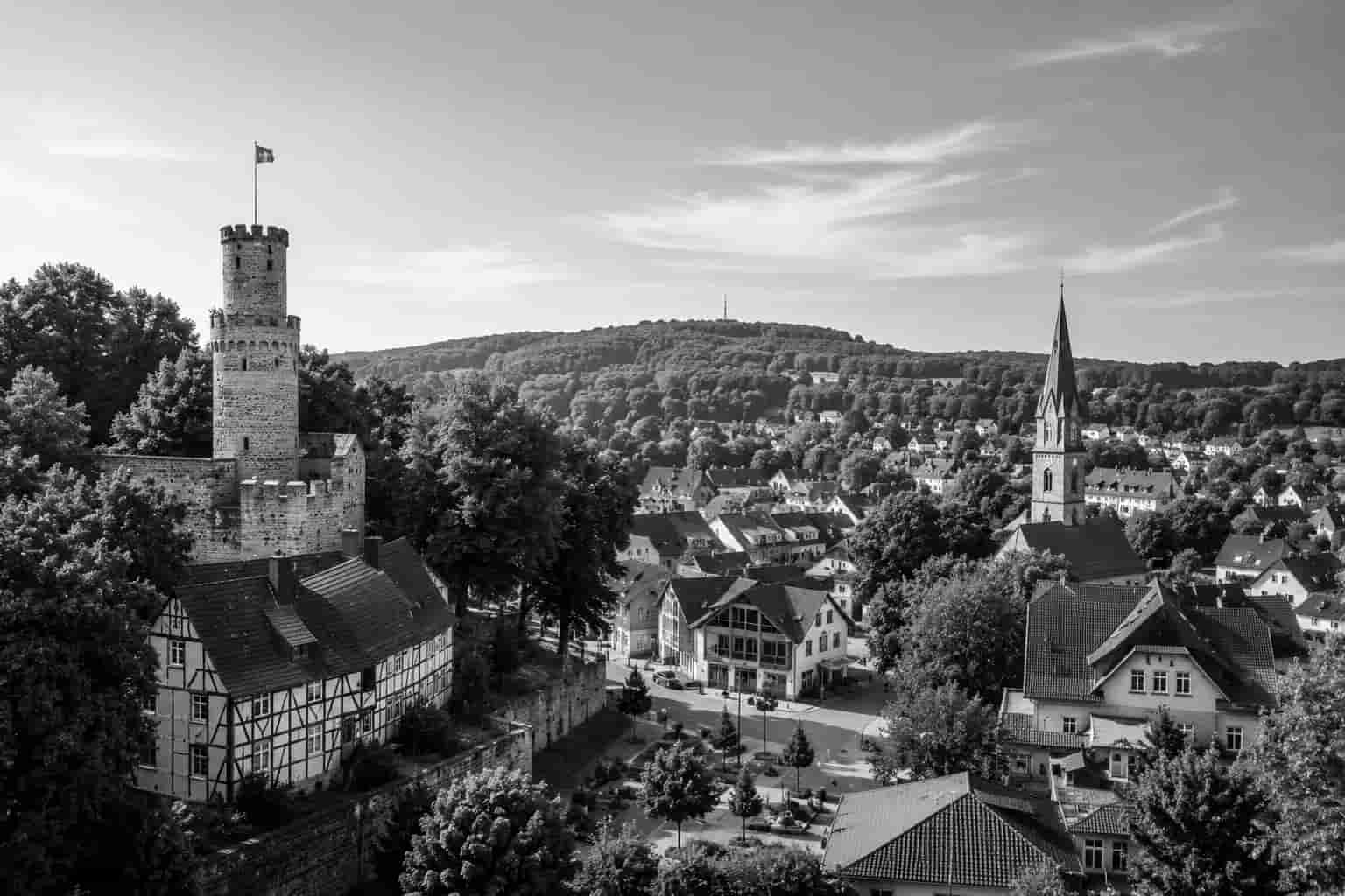 Schwarz-Weiß-Aufnahme von Oerlinghausen mit Blick auf den Tönsberg und den historischen Ortskern als Symbolbild für den Immobilienmarkt.