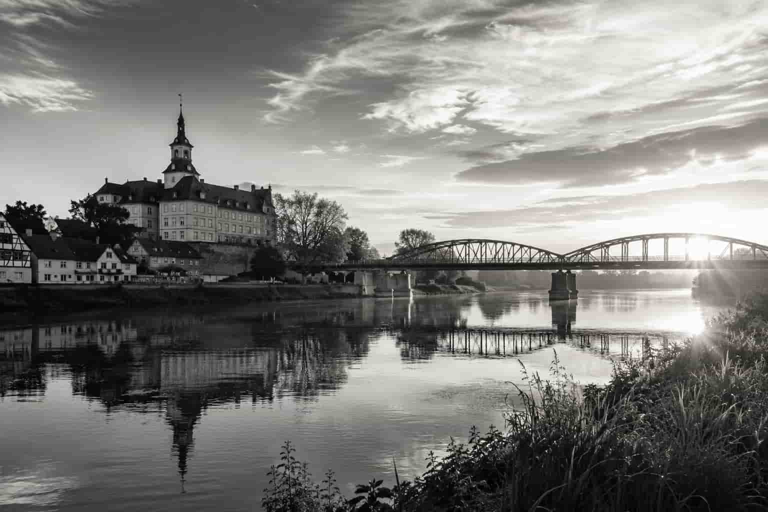Immobilienmarkt-Petershagen-2026 Schloss Petershagen und Weserbrücke in Schwarz-Weiß als Symbolbild für den Immobilienmarkt in Petershagen.