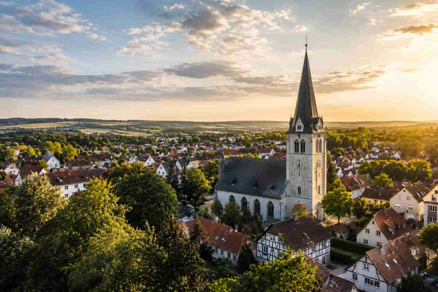 Immobilienmarkt Spenge 2026 Luftaufnahme der Innenstadt von Spenge mit Kirche und Wohngebieten als Symbolbild für den Immobilienmarkt in Spenge.