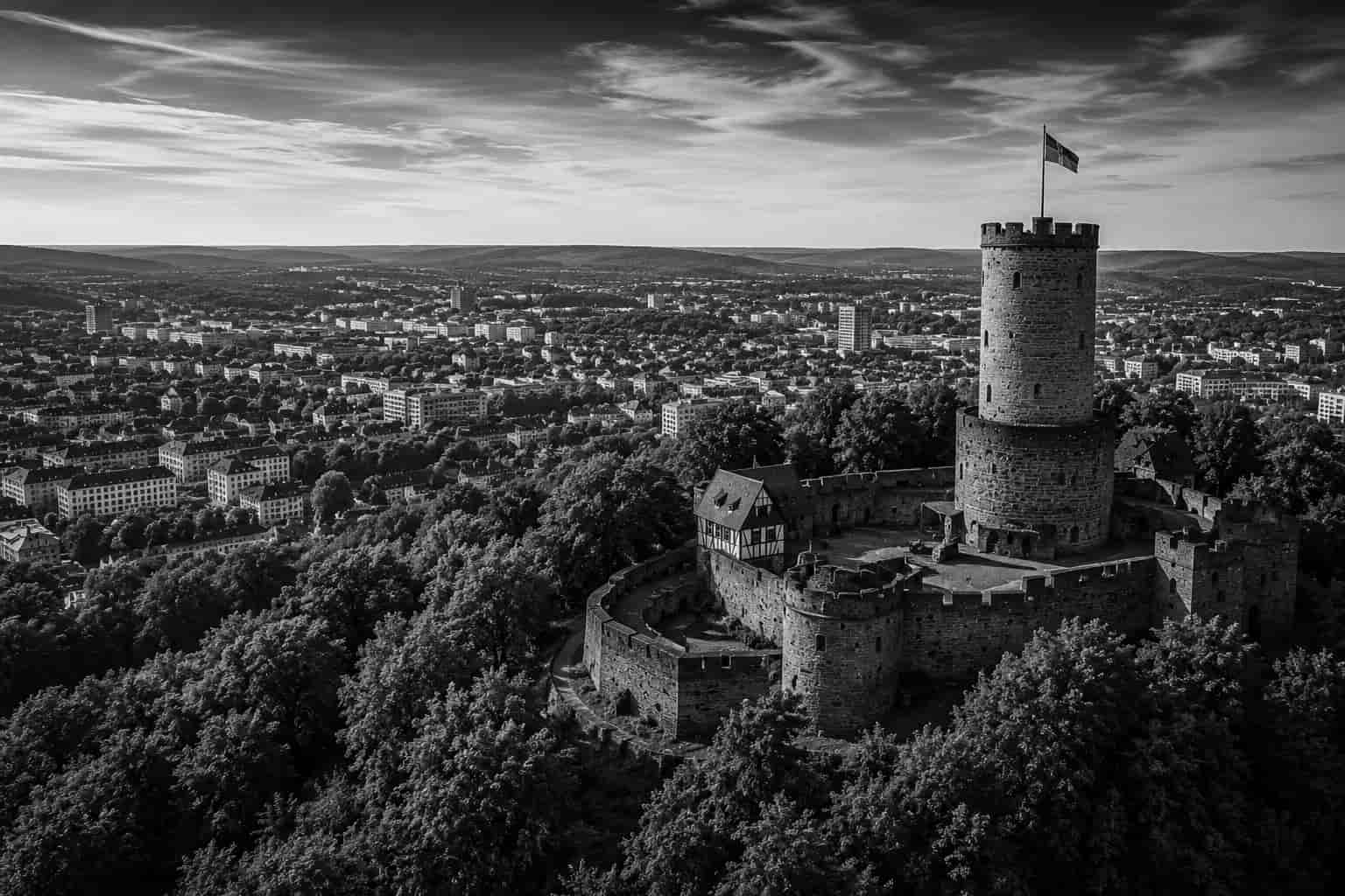 Immobilienmarkt Bielefeld 2026 – Preise, Trends & Wohnlagen Immobilienmarkt Bielefeld 2026 – Luftaufnahme der Sparrenburg mit Blick über Bielefeld